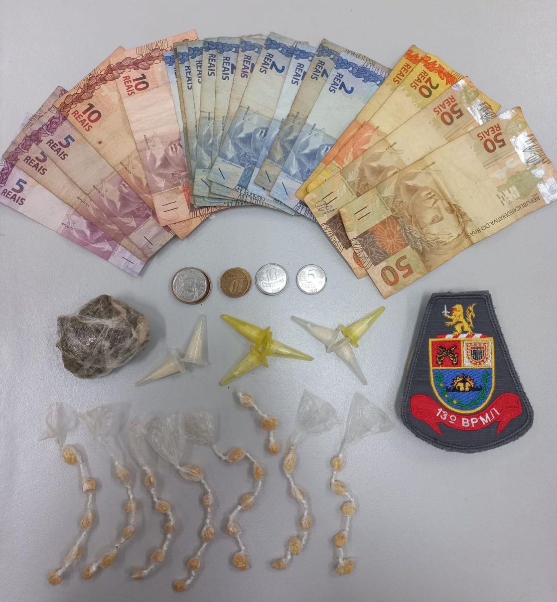 As drogas estavam na sacola preta que o jovem carregada e o dinheiro no bolso